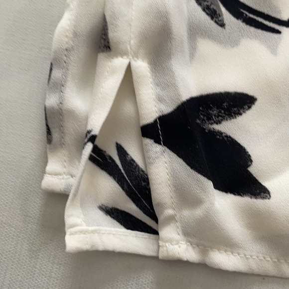 Nwot, Beautiful ruffle front blouse. - Picture 9 of 9